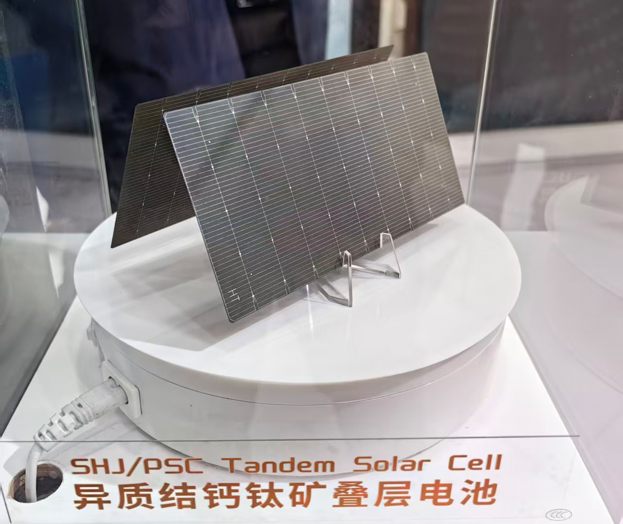 公司钙钛矿/硅异质结两端叠层电池效率突破35%，太空光伏加速从实验室走向在轨验证